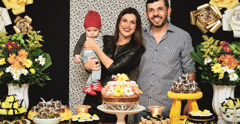 Com o clã, Adriana Garambone festeja seus 46 anos
