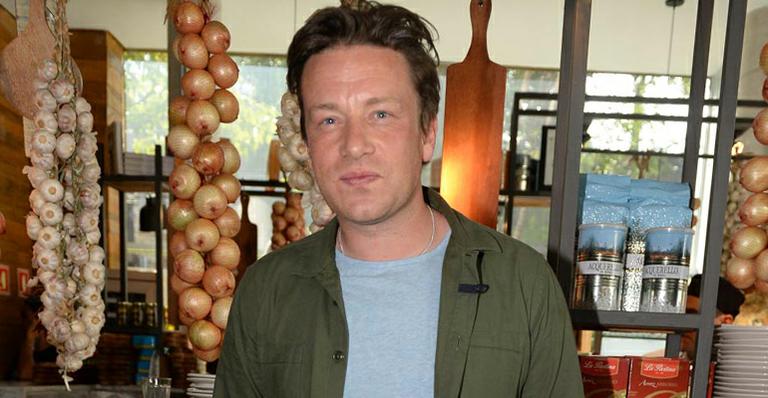 Jamie Oliver é recebido por fãs em visita ao seu restaurante em São Paulo