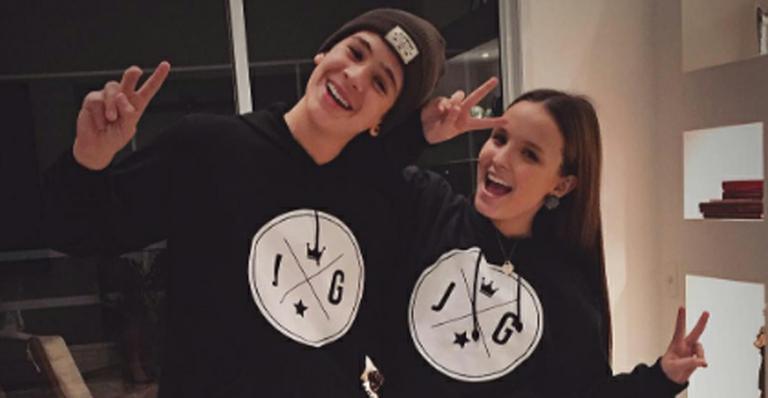 Larissa Manoela e João Guilherme Ávila usam looks iguais