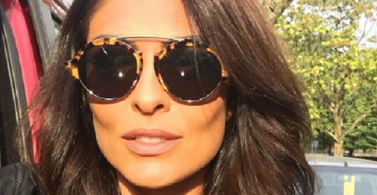 Juliana Paes recebe flores de Leandro Hassum, seu novo colega de elenco