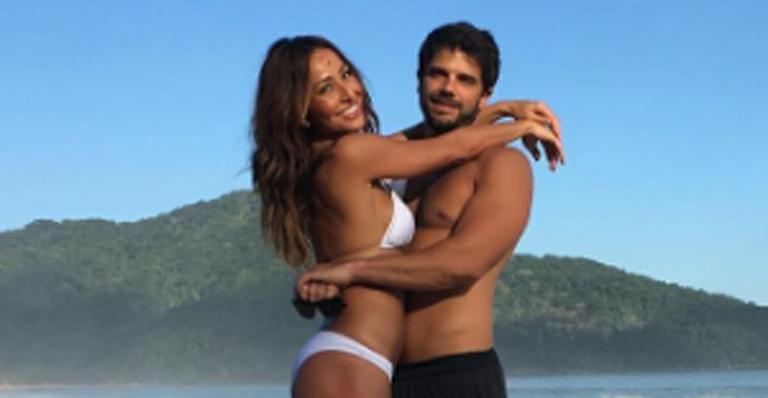 Sabrina Sato posa de biquíni com Duga Nagle