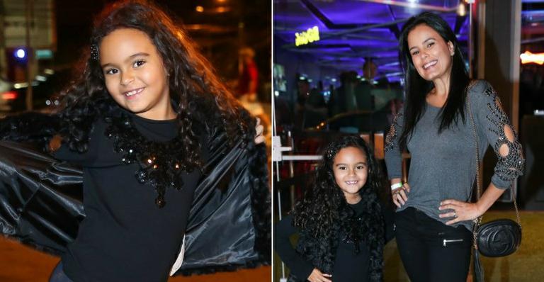 Filha de Luciele Di Camargo faz caras e bocas para fotógrafos em evento em SP