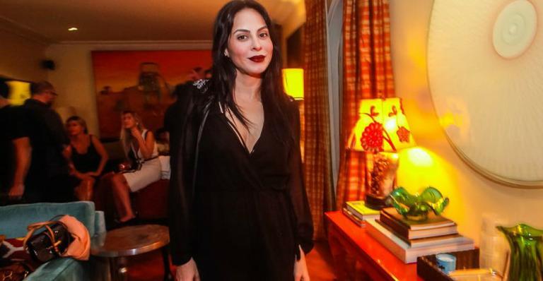 Alinne Rosa faz pocket show ao lado do cantor sertanejo Rodrigo Marin