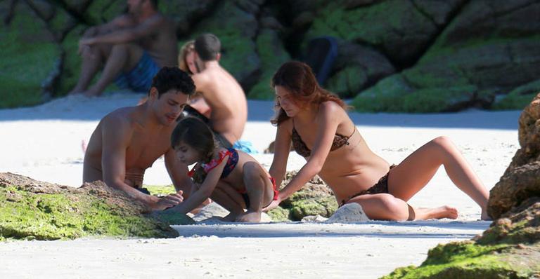 Com a nova namorada e a filha, Cauã Reymond aproveita dia de praia no Rio