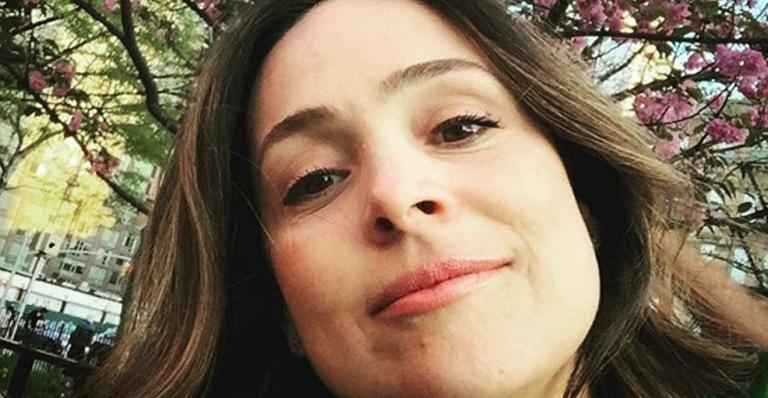 Em show, Gabriela Duarte faz rara aparição ao lado do marido: ‘Dia de rock’