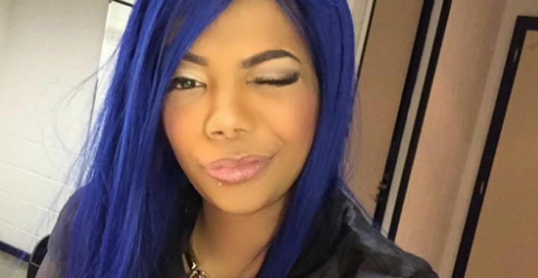 Com o cabelo azul, Ludmilla grava participação na reta final de Malhação