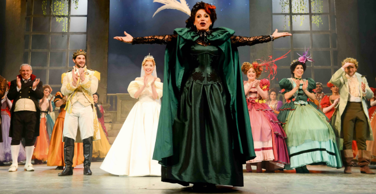 Totia Meireles: destaque no musical Cinderella