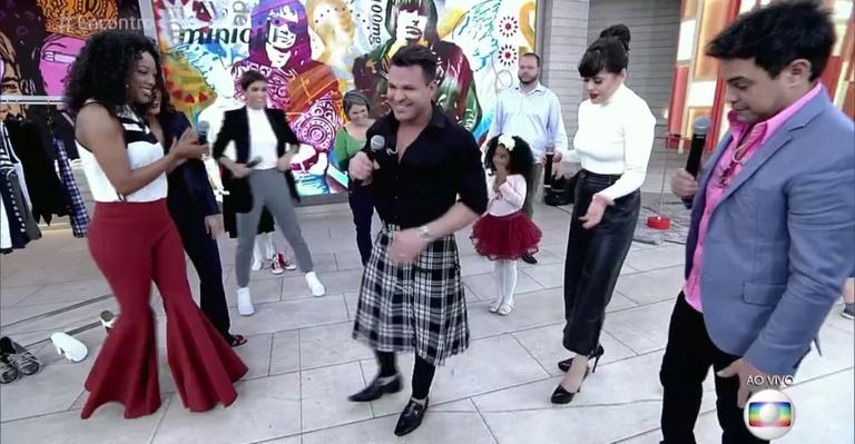Eduardo Costa experimenta saia no ‘Encontro’ e Zezé di Camargo não aprova