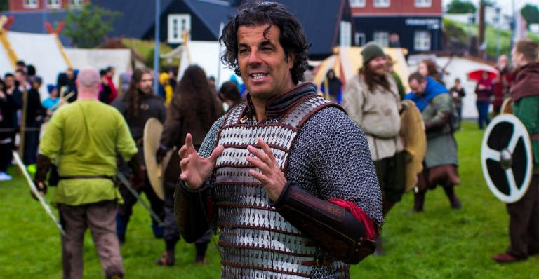 Álvaro Garnero se fantasia de viking em viagem à Islândia