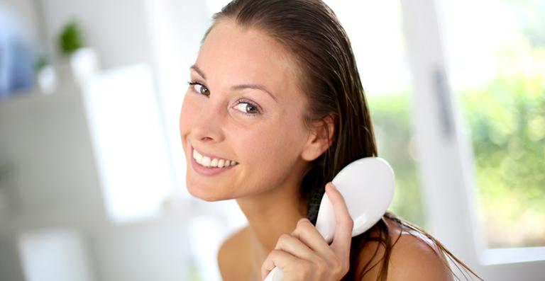 Condicionador antes do shampoo deixa os cabelos mais bonitos? Saiba se é mito ou verdade