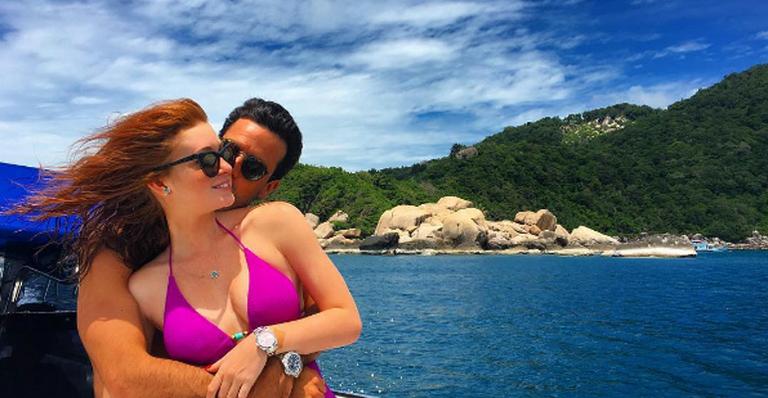 Marina Ruy Barbosa troca carinho com o namorado, Xandinho Negrão, na Tailândia