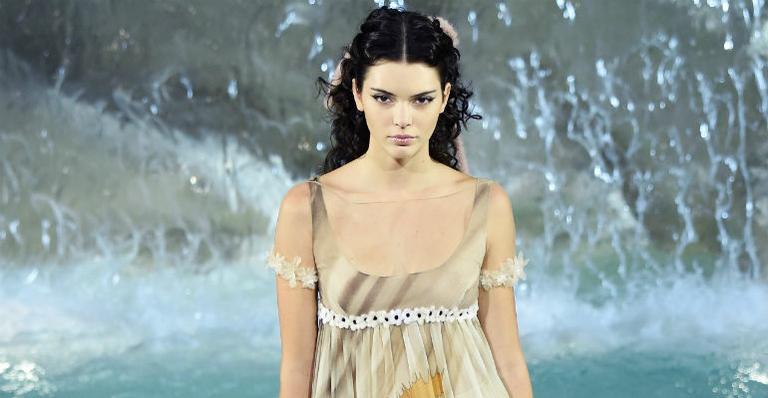 Kendall Jenner desfila sobre a água da famosa Fontana Di Trevi, em Roma