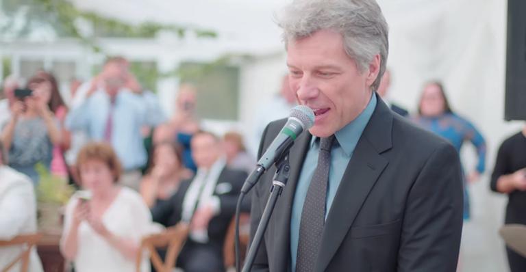 Pressionado, Jon Bon Jovi canta ‘Living on a Prayer’ em casamento