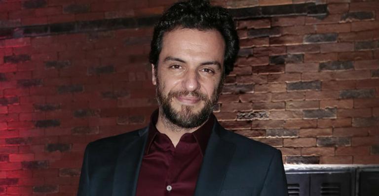 Rodrigo Lombardi rouba a cena em festa de lançamento na capital paulista