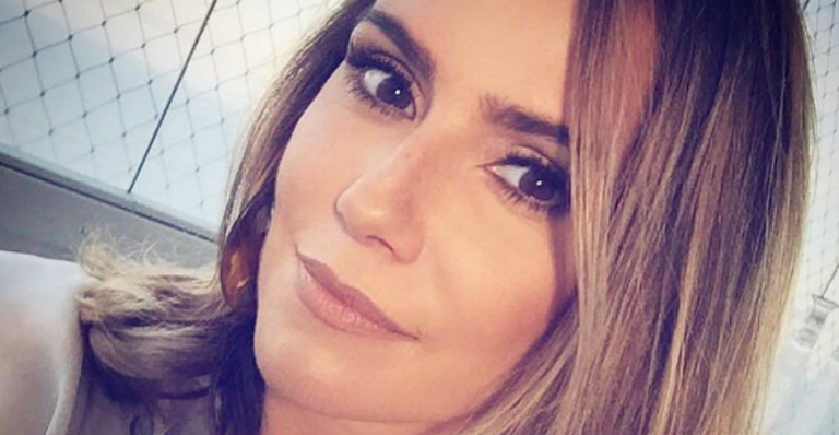 Maria Flor, filha de Deborah Secco, posa com tartaruga gigante