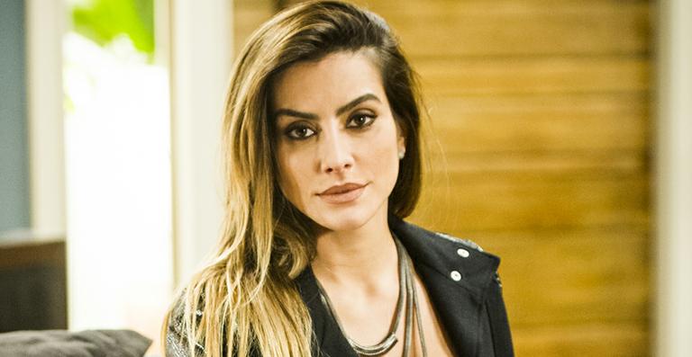 Cleo Pires exibe tatuagem na mão e recebe elogios