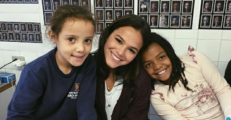 Bruna Marquezine visita instituição beneficente em São Paulo