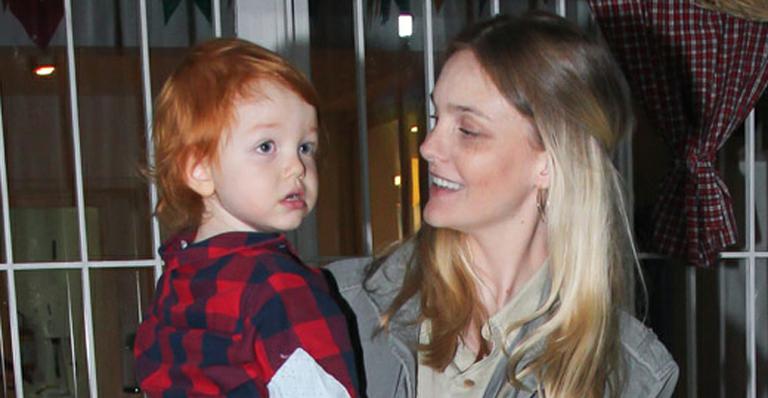 Carol Trentini posa com o pequeno Bento em festa