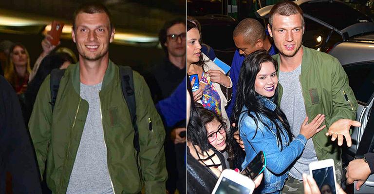 Nick Carter desembarca no Brasil cercado por fãs