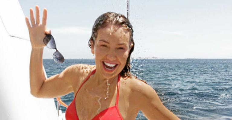 Aos 44 anos, Thalia mostra o corpão em fotos de biquíni e brinca: ‘Marimar, auuuu!’