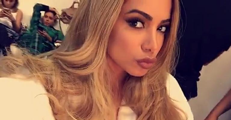 Anitta aparece loiríssima em bastidores de campanha