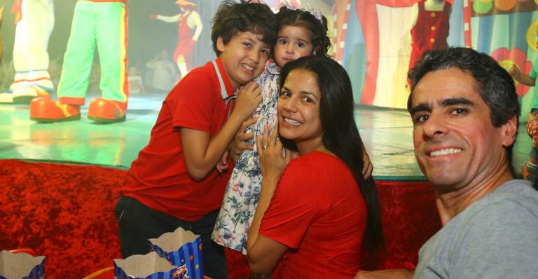 Nívea Stelmann leva a família ao circo no Rio de Janeiro