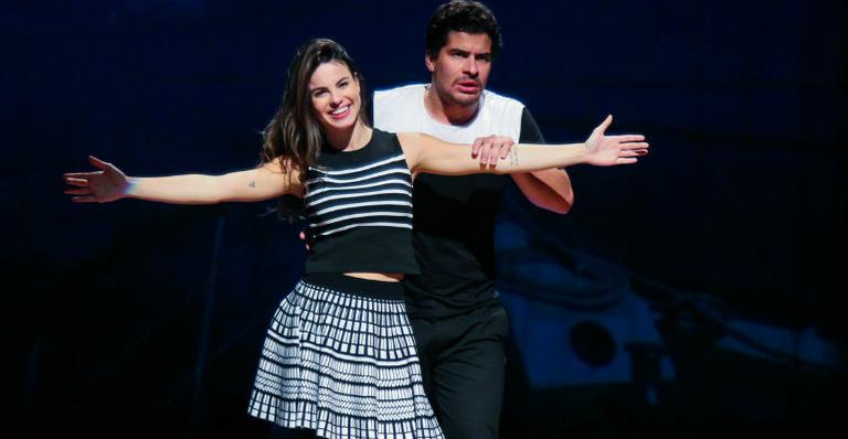 Thiago Martins e Sthefany Brito encenam romance em espetáculo