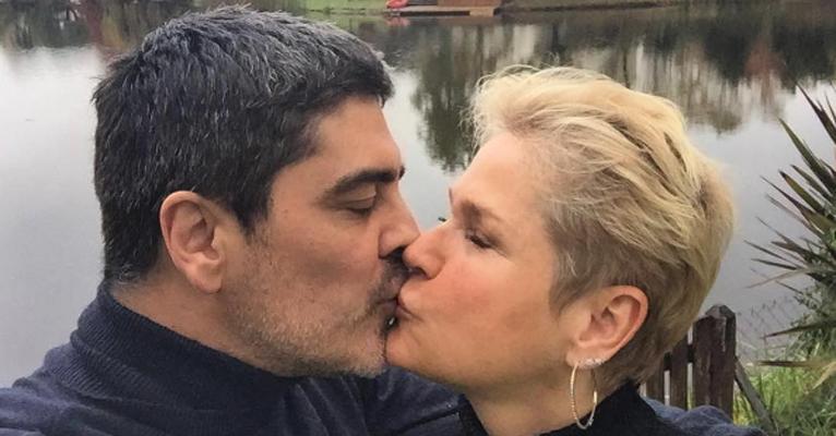 Junno Andrade publica foto de beijo apaixonado em Xuxa e diz estar sofrendo de saudades