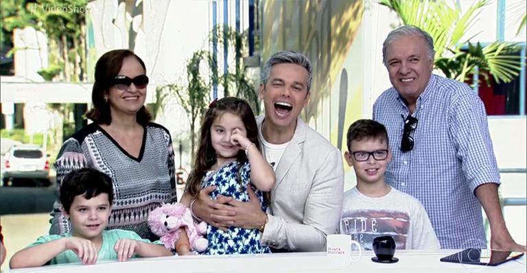 Surpresa! Otaviano Costa recebe a família no ‘Video Show’
