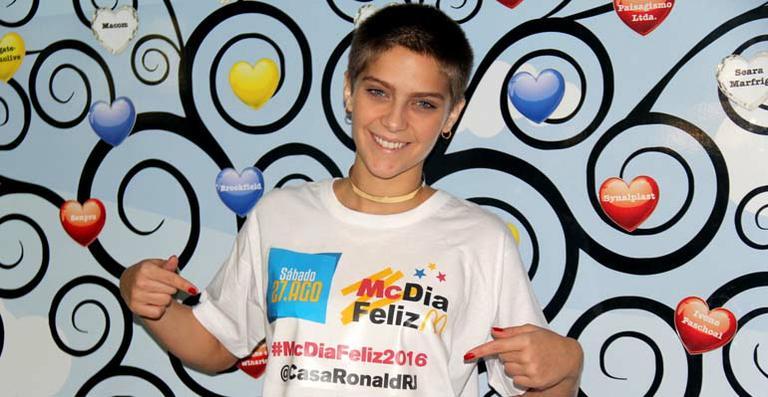 Isabella Santoni visita crianças com câncer no Rio de Janeiro