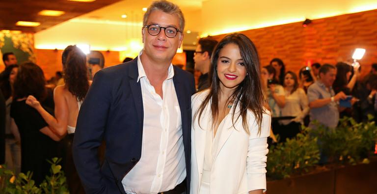Fábio Assunção surge com a namorada em pré-estreia de filme