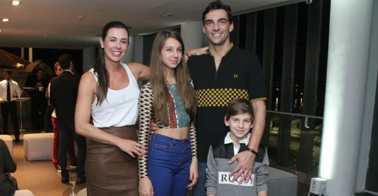 Com o clã, Giba participa de jantar em celebração aos Jogos Rio 2016