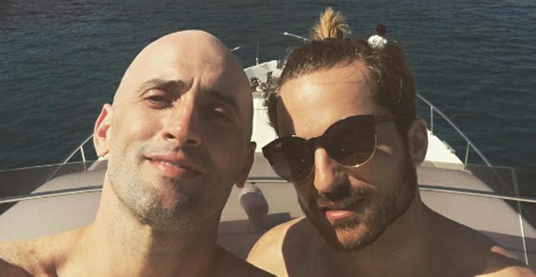 Paulo Gustavo curte férias na Grécia ao lado do marido