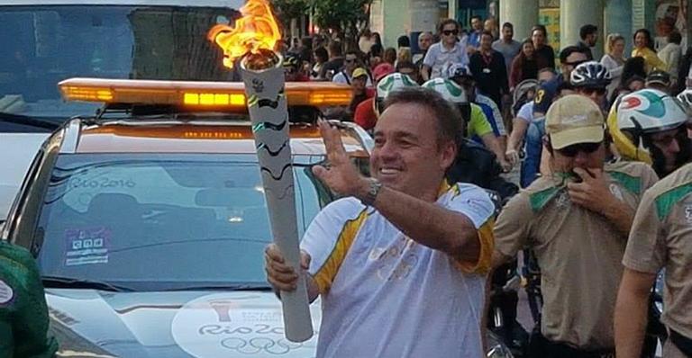 Ovacionado pelo público, Gugu Liberato participa do revezamento da tocha olímpica