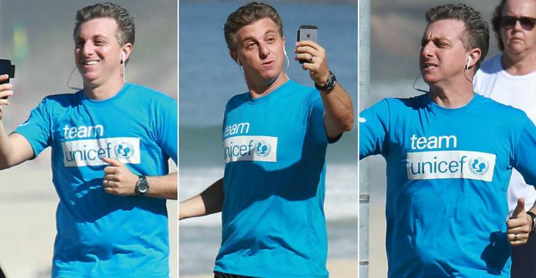 Luciano Huck faz caras e bocas durante corrida na praia do Pepino, Rio de Janeiro