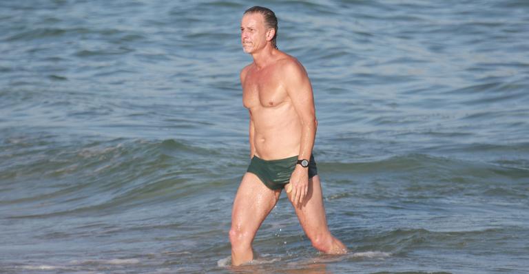 Marcello Novaes exibe boa forma em dia na praia