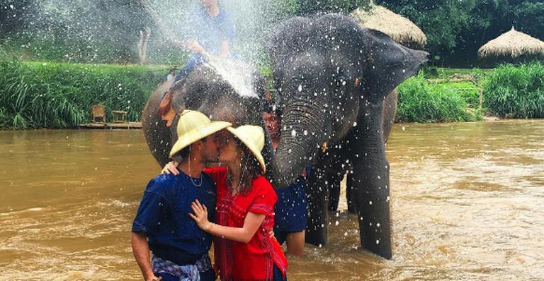 Marina Ruy Barbosa anda de elefante e faz carinho em tigre