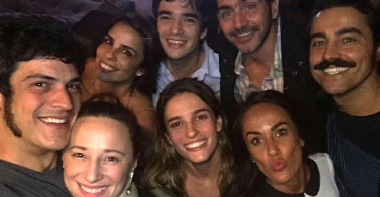 Ricardo Pereira e Caio Blat assistem juntos à cena de sexo de seus personagens