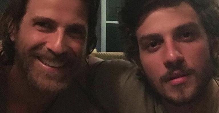 Parecidos? Reynaldo Gianechini e Chay Suede posam caracterizados para a nova novela das 9