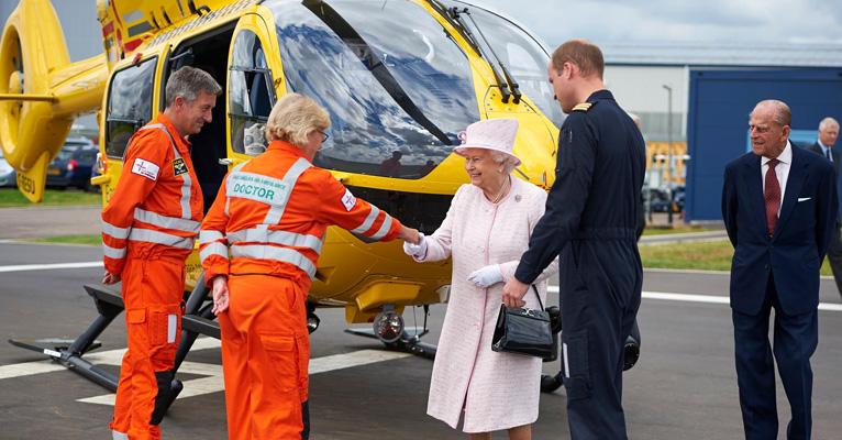 Príncipe William recebe os avós em seu trabalho como piloto de ambulância aérea