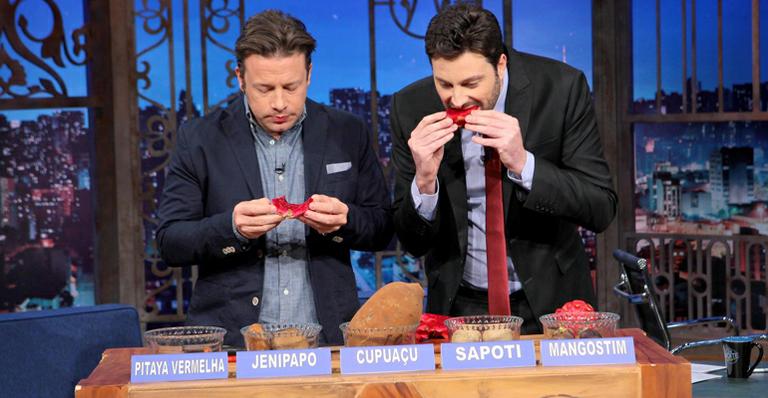 Jamie Oliver prova fruta exótica no ‘The Noite’: “Meio deliciosa e meio ruim”