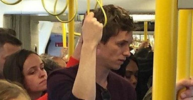 Vencedor de Oscar, Eddie Redmayne anda de metrô lotado em Londres