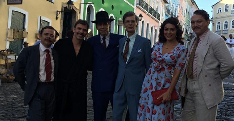 Juliana Paes surge vestida de ‘Dona Flor’ em bastidores de filme