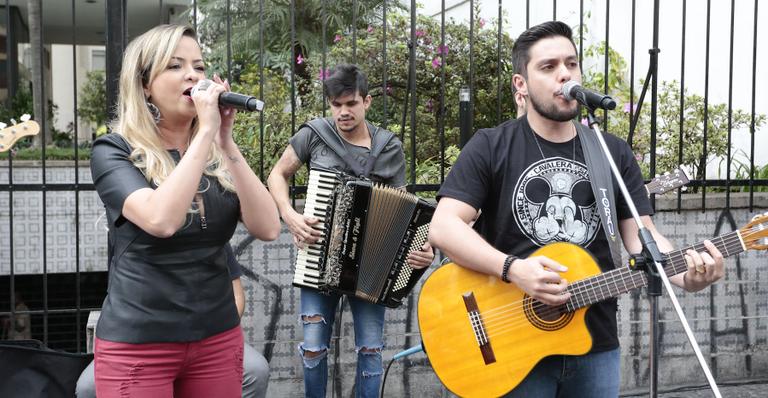 Maria Cecília e Rodolfo lançam música com show na Av. Paulista