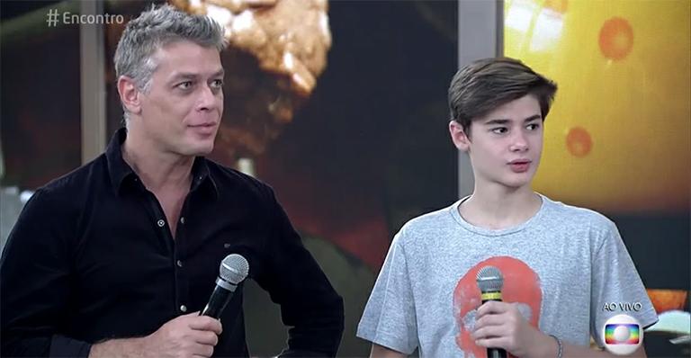 A cara do pai, João, filho de Fábio Assunção, faz rara aparição na TV