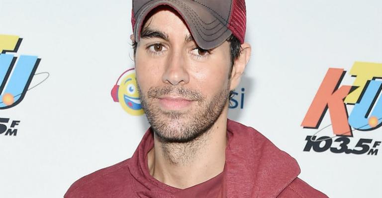 Após um ano de acidente com drone, Enrique Iglesias admite: “Não consigo sentir nada neste dedo”