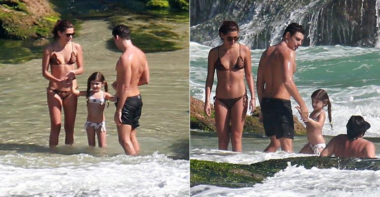 Cauã Reymond curte praia com a namorada e a filha no Rio