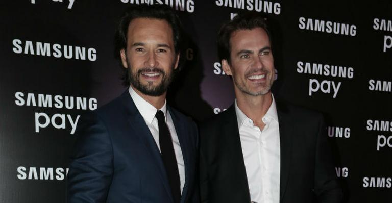 Encontro de galãs: Rodrigo Santoro e Carlos Casagrande participam de lançamento em São Paulo