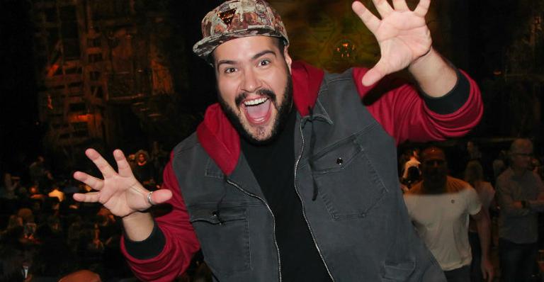 Tiago Abravanel prestigia o espetáculo ‘Wicked’ em São Paulo