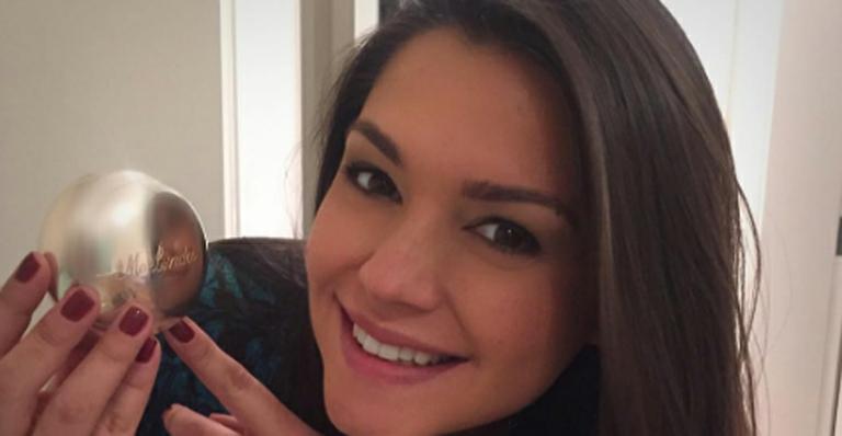 Grávida, Thais Fersoza mostra presentes para a filha